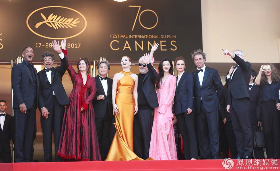 Có mặt tại Liên hoan Phim Cannes 2017 với tư cách một thành viên ban giám khảo, không hiểu có phải vì lẽ đó mà trang phục của Phạm Băng Băng khi dự Cannes lần này được cô tiết chế tới mức tối giản.